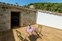 Una habitación tiene terraza en lugar de balcón 